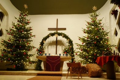 Altarraum der St. Philippus-Kirche Lübeck an Weihnachten - Copyright: Pastor Andreas Mahler